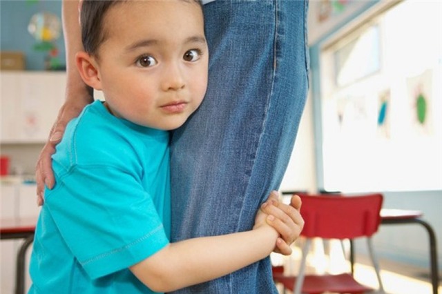 Trẻ rụt rè và nhạy cảm, phần lớn là do cha mẹ chưa làm tốt 3 điều