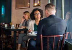 ke-thao-tung-khien-ban-tin-rang-nguoi-khac-cung-nghi-ban-dien