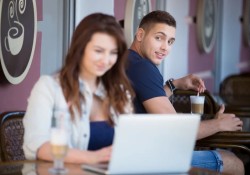 tim-kiem-tinh-yeu-hay-de-tinh-yeu-tim-den-ta-dieu-gi-tot-hon