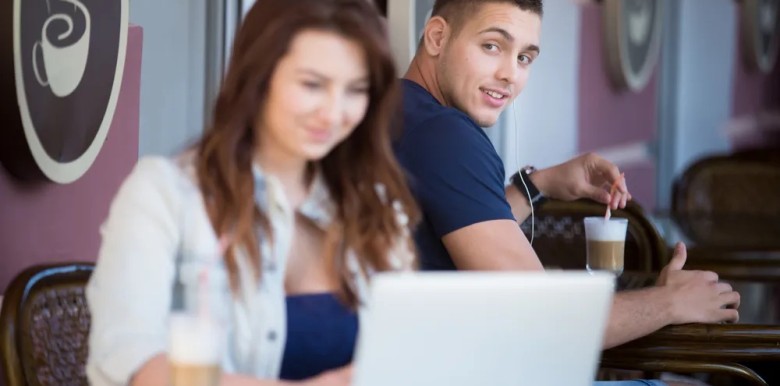 tim-kiem-tinh-yeu-hay-de-tinh-yeu-tim-den-ta-dieu-gi-tot-hon