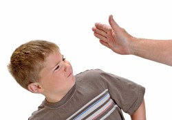 dieu-gi-thuc-su-xay-ra-khi-cha-me-danh-don-con-tre