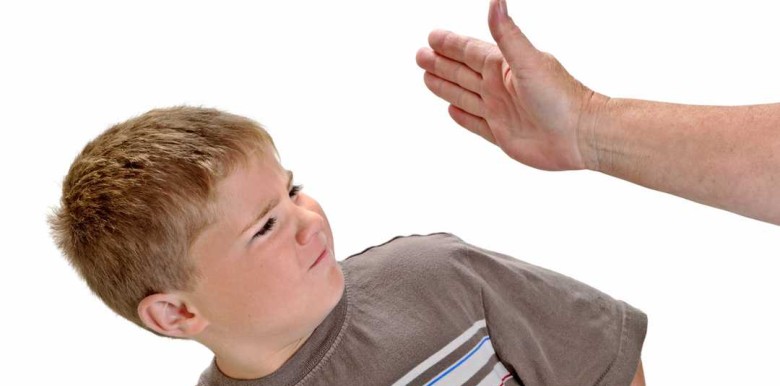 dieu-gi-thuc-su-xay-ra-khi-cha-me-danh-don-con-tre