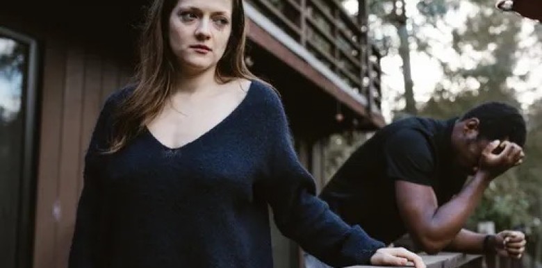 cach-phan-ung-chieu-long-khien-chung-ta-cach-xa-trong-cac-moi-quan-he-truong-thanh