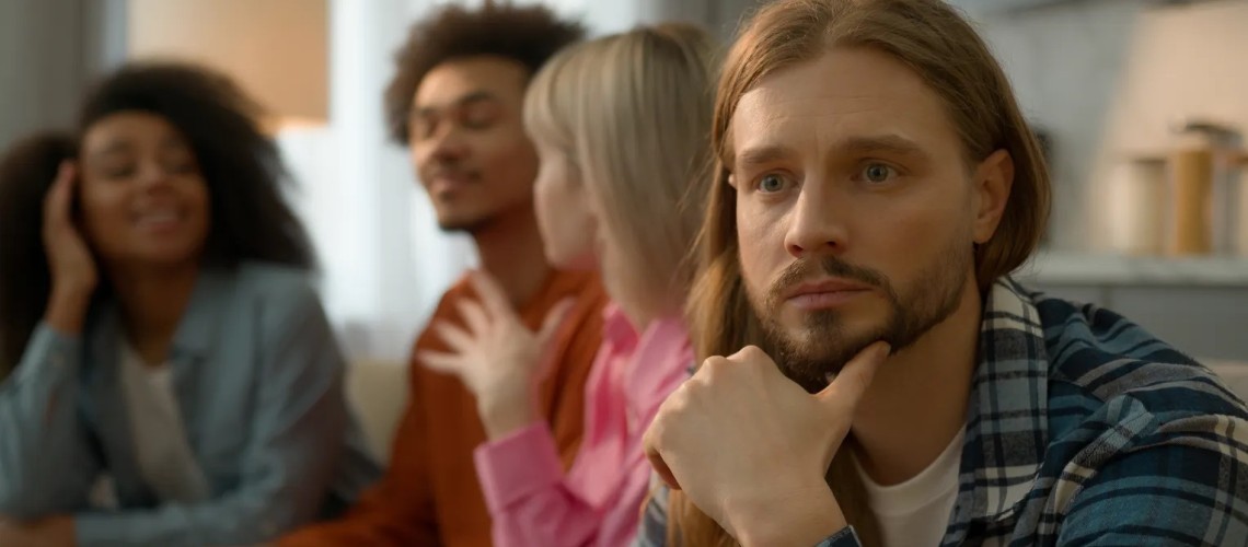 vi-sao-nhieu-nguoi-luon-cam-thay-minh-la-ke-dung-ben-le