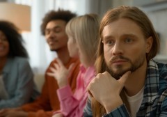 vi-sao-nhieu-nguoi-luon-cam-thay-minh-la-ke-dung-ben-le