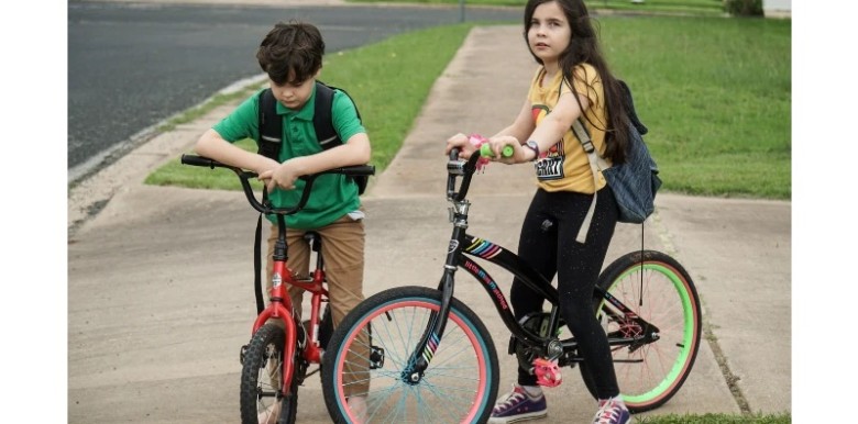 bao-hanh-tu-cha-me-moi-quan-he-anh-chi-em-va-nhung-cau-chuyen-gia-dinh-doi-nghich