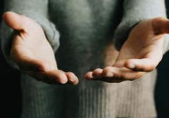 3-dau-hieu-cho-thay-ban-dang-ganh-vac-noi-lo-au-cua-nguoi-khac