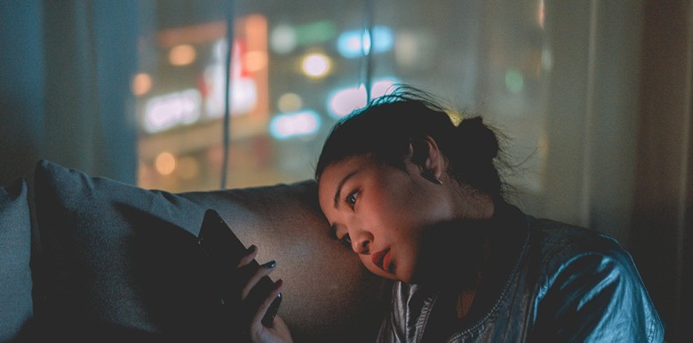 cac-cap-doi-lo-au-tranh-ne-va-chiec-dien-thoai-trong-tay-ho