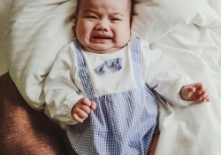 co-gay-hai-khong-khi-de-em-be-khoc-cho-thoa