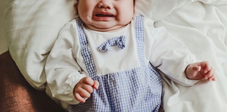 co-gay-hai-khong-khi-de-em-be-khoc-cho-thoa