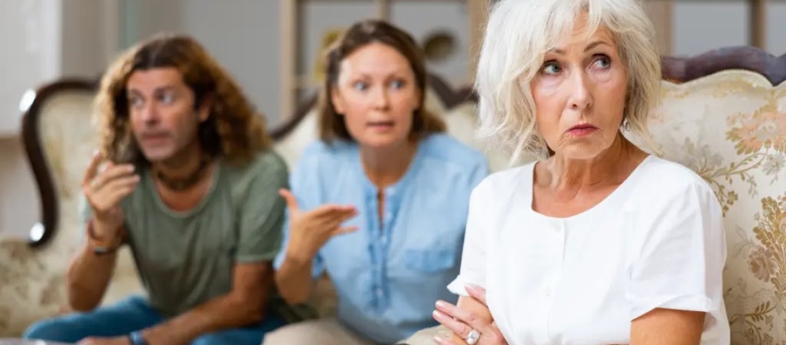 tai-sao-ban-co-the-cu-xu-nhu-mot-dua-tre-khi-o-ben-gia-dinh