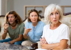 tai-sao-ban-co-the-cu-xu-nhu-mot-dua-tre-khi-o-ben-gia-dinh