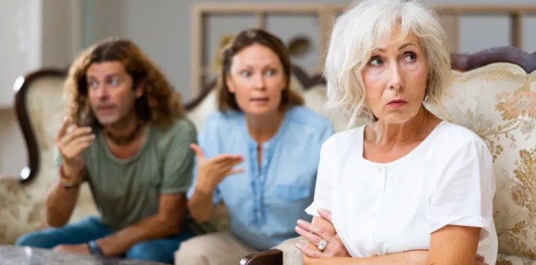 tai-sao-ban-co-the-cu-xu-nhu-mot-dua-tre-khi-o-ben-gia-dinh