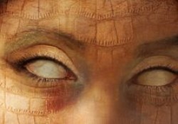 nguoi-phu-nu-ngoi-doi-dien-ban-co-phai-la-mot-ke-thai-nhan-cach