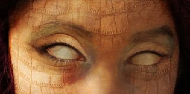 nguoi-phu-nu-ngoi-doi-dien-ban-co-phai-la-mot-ke-thai-nhan-cach