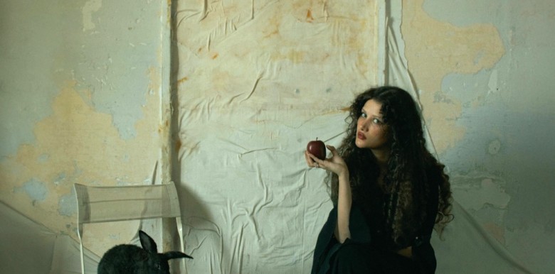 thuyet-chiec-ghe-noi-gi-ve-tinh-yeu-va-cac-moi-quan-he