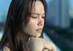 4-dau-hieu-cho-thay-ban-la-con-truong-thanh-cua-mot-nguoi-cha-me-thieu-vang-cam-xuc