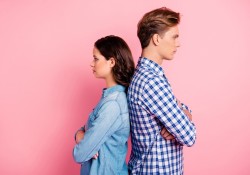 4-dau-hieu-cua-viec-buong-tay-trong-lang-le-trong-mot-moi-quan-he