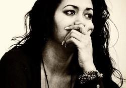 khi-bi-mac-ket-trong-vai-tro-chi-la-ban-hoac-ban-tinh-khong-rang-buoc