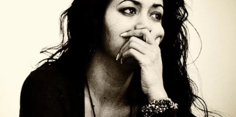 khi-bi-mac-ket-trong-vai-tro-chi-la-ban-hoac-ban-tinh-khong-rang-buoc