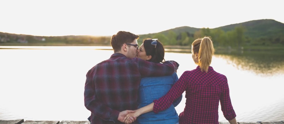 nhung-goc-khuat-cua-tolyamory-khi-chung-ta-chon-cam-chiu-su-phan-boi