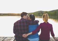 nhung-goc-khuat-cua-tolyamory-khi-chung-ta-chon-cam-chiu-su-phan-boi