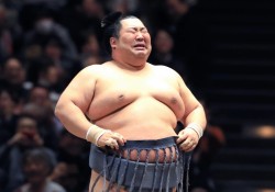 co-cai-gi-do-vuong-trong-mat-toi-vi-sao-ta-khoc-khi-hanh-phuc-va-nhung-giot-nuoc-mat-ay-lam-gi-cho-ta