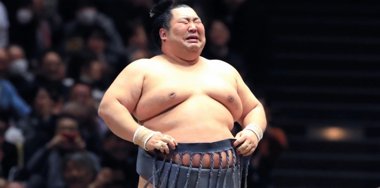 co-cai-gi-do-vuong-trong-mat-toi-vi-sao-ta-khoc-khi-hanh-phuc-va-nhung-giot-nuoc-mat-ay-lam-gi-cho-ta