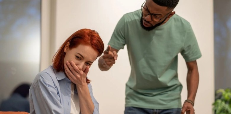 tai-sao-thai-do-hay-chi-trich-qua-muc-lai-la-mot-hinh-thuc-bao-hanh-bang-loi-noi