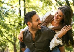 4-ly-do-khien-cac-moi-quan-he-nu-lon-tuoi-nam-tre-tuoi-ngay-cang-pho-bien