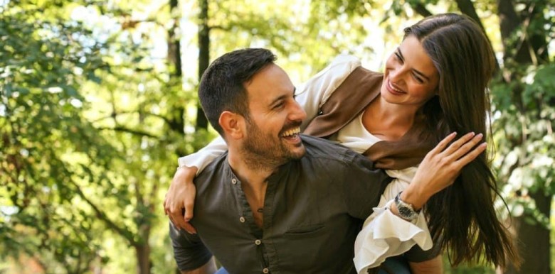 4-ly-do-khien-cac-moi-quan-he-nu-lon-tuoi-nam-tre-tuoi-ngay-cang-pho-bien