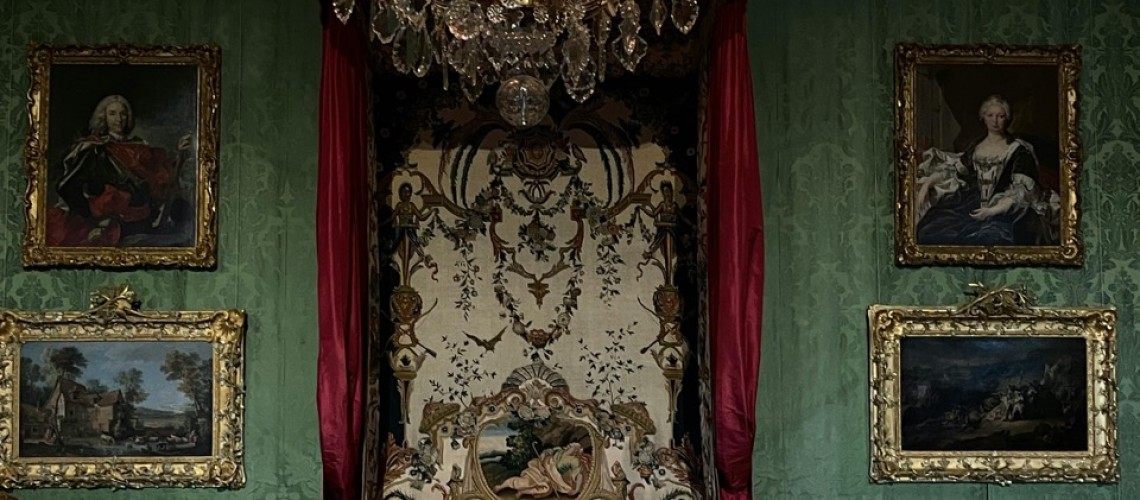 ngu-rieng-giuong-huong-tron-binh-yen