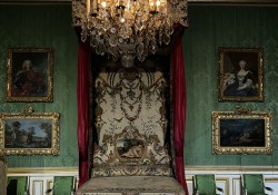 ngu-rieng-giuong-huong-tron-binh-yen