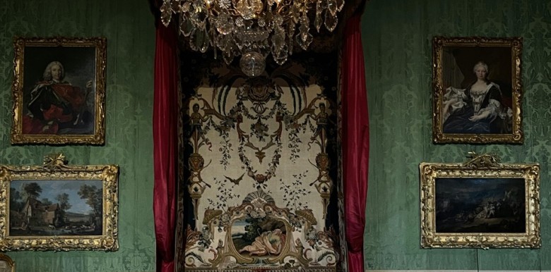 ngu-rieng-giuong-huong-tron-binh-yen