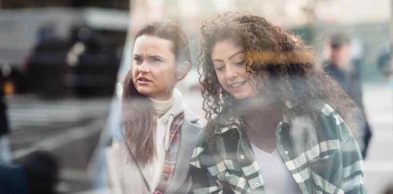 ban-dang-bi-phan-xet-va-dieu-do-cung-chang-sao-ca