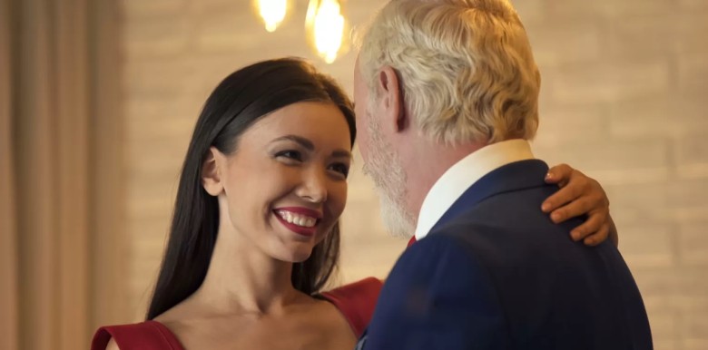 vi-sao-nhieu-phu-nu-tre-thich-o-ben-nhung-nguoi-dan-ong-lon-tuoi