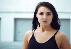 vi-sao-co-nhung-nguoi-luon-tin-rang-ai-cung-dang-nhin-minh