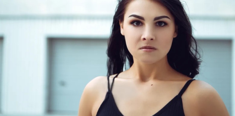 vi-sao-co-nhung-nguoi-luon-tin-rang-ai-cung-dang-nhin-minh