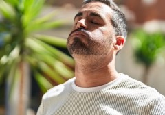 cuoc-khung-hoang-ban-sac-ma-rat-nhieu-nguoi-trong-chung-ta-dang-doi-dien