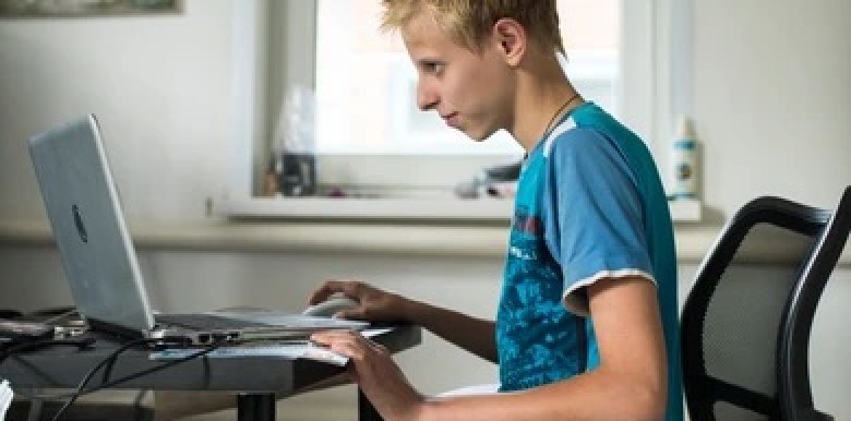 vi-sao-tre-em-khong-the-cuong-lai-viec-uy-thac-tu-duy-cho-ai