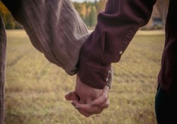 ban-co-dang-duoc-cho-che-trong-moi-quan-he-cua-minh