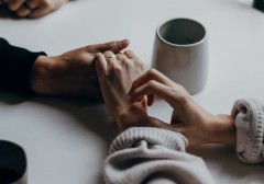 3-dau-hieu-cho-thay-ban-dang-nho-va-ben-ngoai-de-duy-tri-su-gan-ket-trong-tinh-yeu