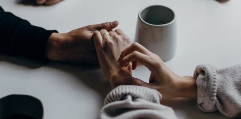 3-dau-hieu-cho-thay-ban-dang-nho-va-ben-ngoai-de-duy-tri-su-gan-ket-trong-tinh-yeu