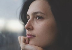 tai-sao-chung-ta-mai-chang-the-buong-bo-qua-khu