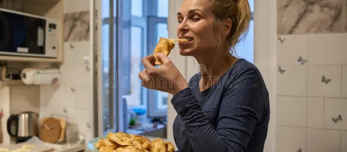 tai-sao-ta-van-them-an-vat-khi-da-no