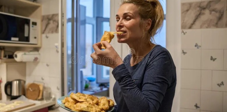 tai-sao-ta-van-them-an-vat-khi-da-no